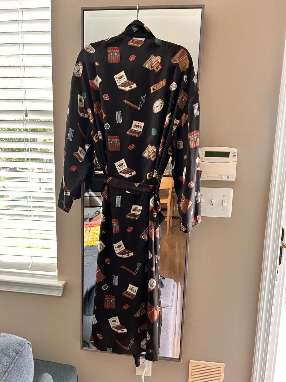 WinterSilks Vintage Black 100% Silk Long Robe with Cigar Print with belt - Picture 5 of 5